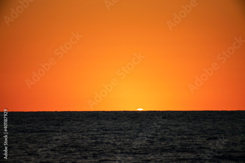 礼文島　カランナイ岬の日本海に沈むサンセットのグリーンフラッシュ © norinori303