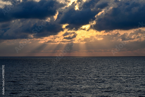 日本海の船上から撮影した朝日の光のカーテン