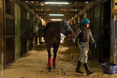 競走馬と飼育員 photo