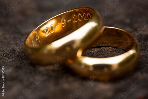 Fényképezés golden ring with engraved dates