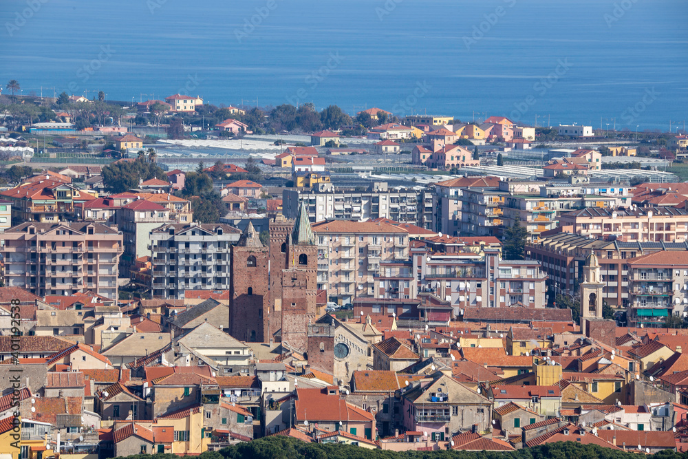 Panorama di Albenga e le sue Torri, sullo sfondo il mare