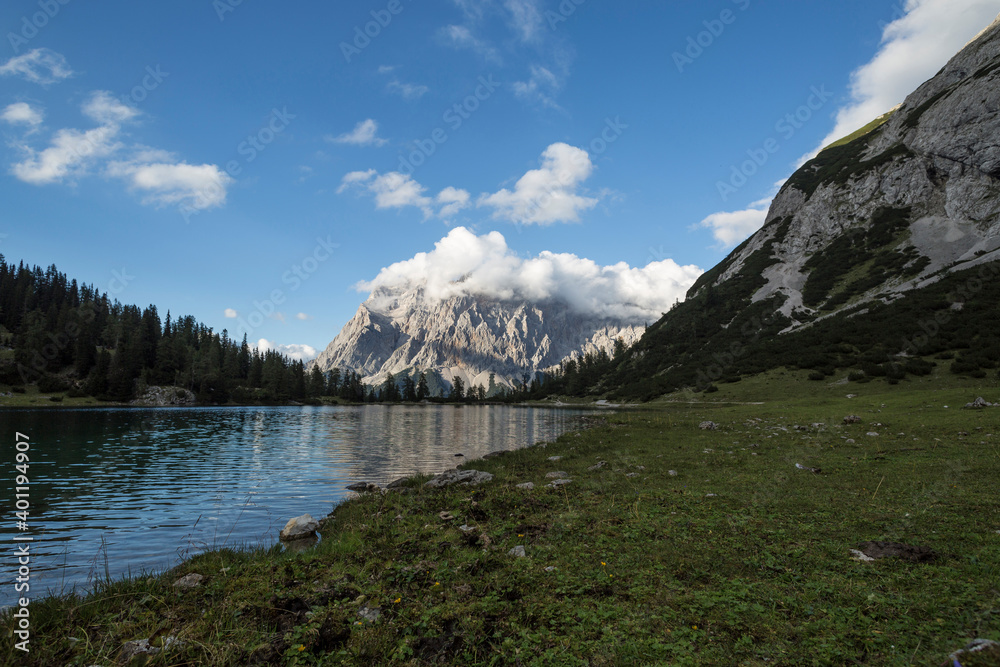 Obraz premium Lake Seebensee with view of Zugspitze, Austria