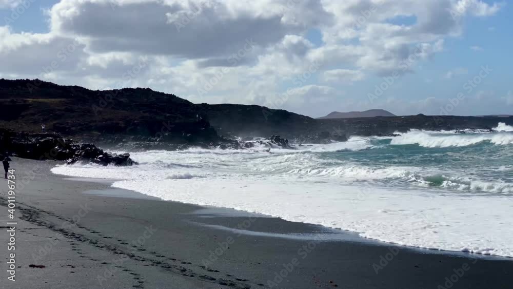 Brandung an einem schwarzen Sandstrand Brandung an einem schwarzen Sandstrand