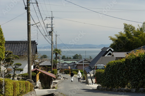 琵琶湖が見える坂道