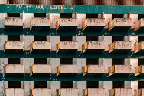 Edificio vacacional de varios pisos abandonado con muchos grafitis en los balcones en Lagos, Portugal  photo