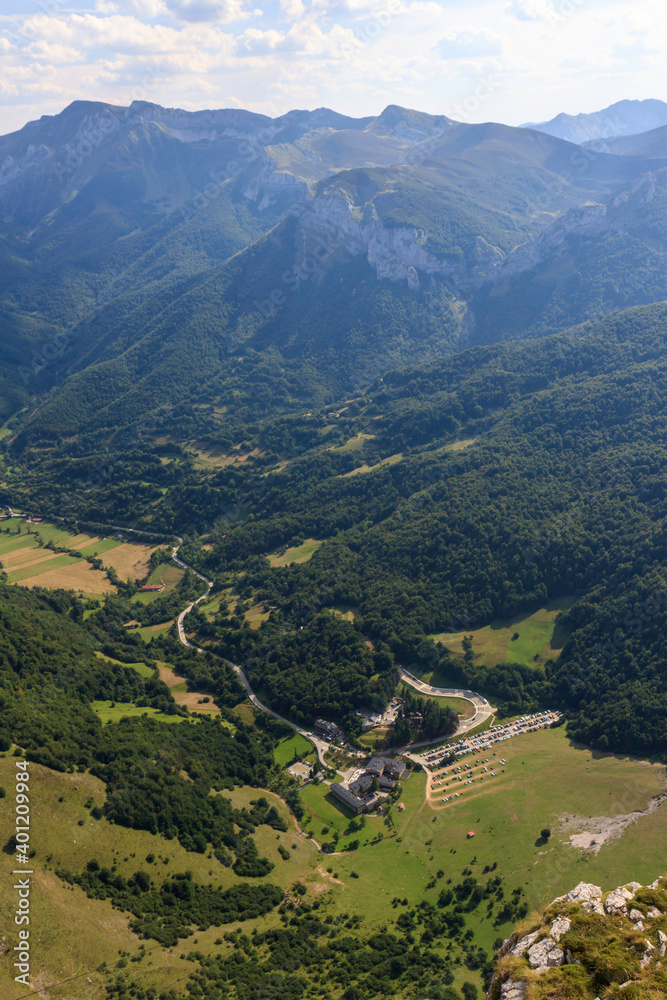 Vistas desde arriba del teleferico fuente dé en el parque nacional de picos de europa 