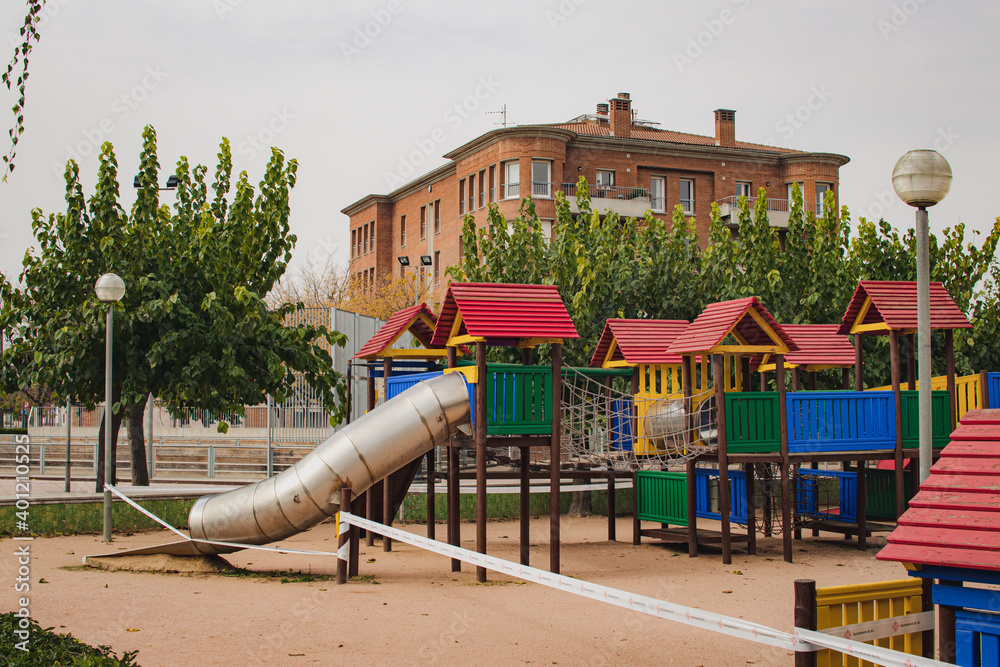 Parque infantil cerrado al público por las normas anticovid19 en la poblacón de Vic, Osona Parque infantil cerrado al público por las normas anticovid19 en la poblacón de Vic, Osona