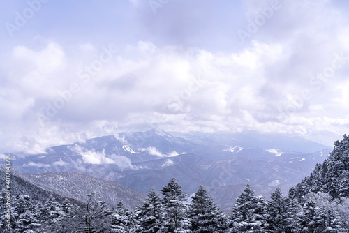 【冬イメージ】厳冬期の雪山 © travel