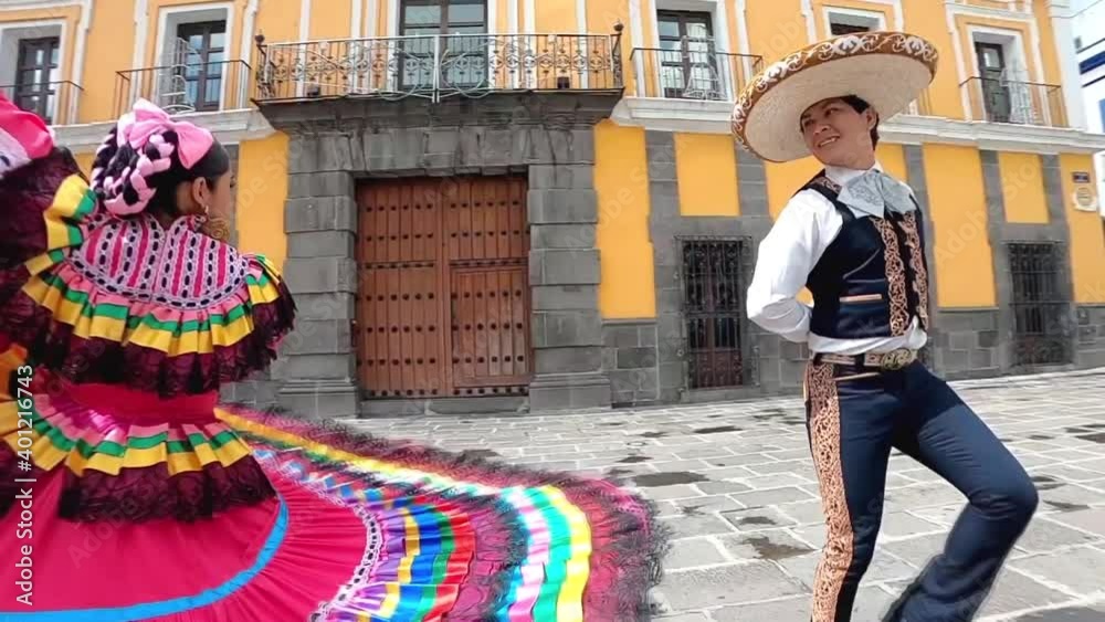 Mexican folk dance, Mexican dancers, Downtown Puebla, Jarabe Tapatio, Jalisco - Bailarines de danza folclórica