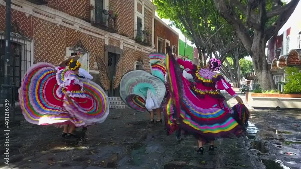 Mexican folk dance, Mexican dancers, Downtown Puebla, Jarabe Tapatio, Jalisco - Bailarines de danza folclórica