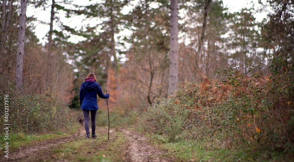 Chemin boueux femme promenade Chemin boueux femme promenade