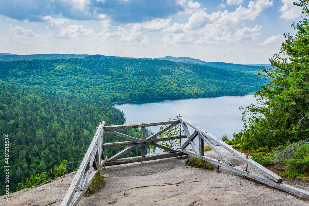 Fototapeta premium Mont Brassard hike in Parc Regional des 7 chutes in Quebec. This 8.5 kilometers hike offers great view of the typical nordic landscape. The sign says 