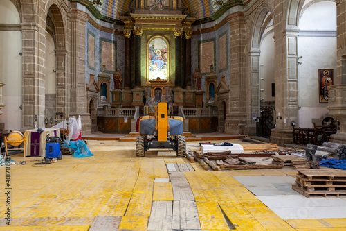 Interior de iglesia en obras photo