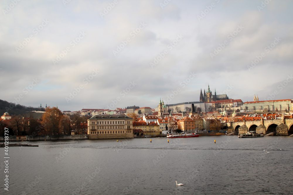 Fototapeta premium Blick auf einen Teil von Prag mit der Karlsbrücke. 