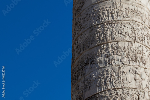 Fotografiet Details on the Roman triumphal column that commemorates Roman emperor Trajan vic
