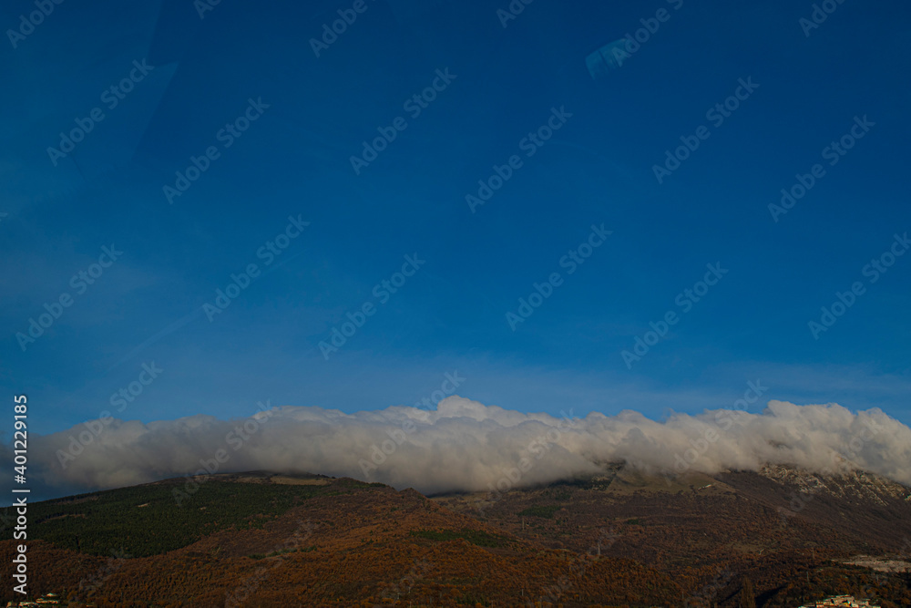 Nuvole appoggiate sulla cima delle montagne dell'appennino Umbro-Marchigiano 