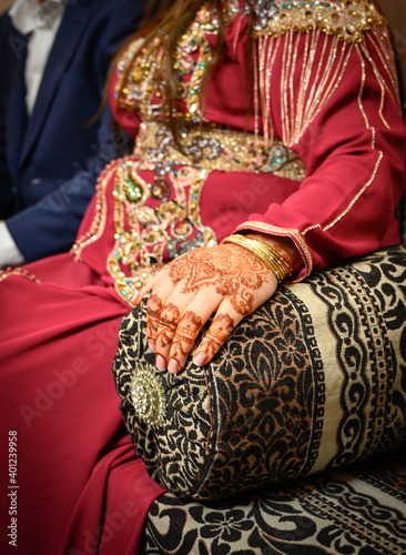 Mano de novia con henna y típica decoración india o Arabe y complementos