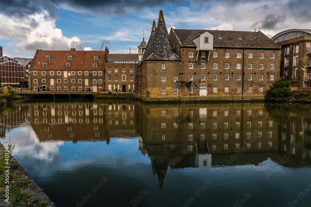 Obraz premium A view of the Three Mills, part of the oldest tidal mills complex in the world in Lee Valley, London in the summertime