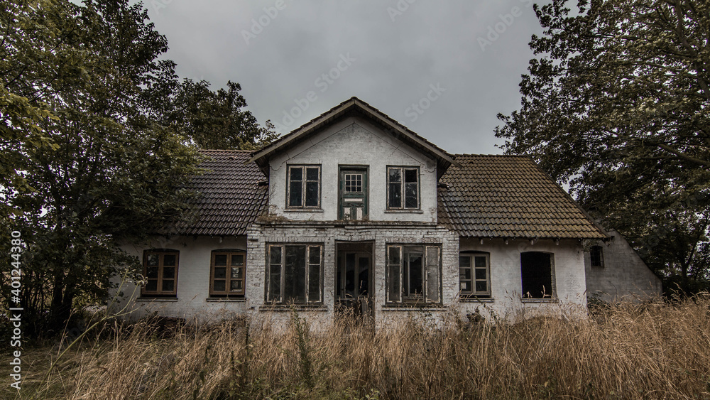 © Eivind - Old abandoned house