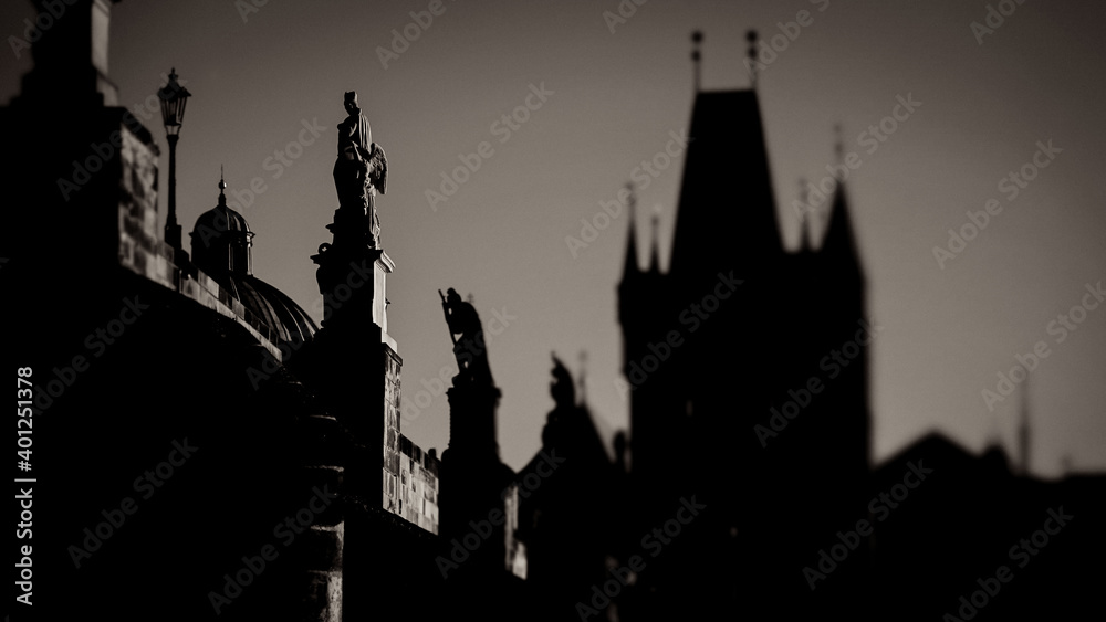 Künstlerisch gestaltete Schwarz-Weiß-Aufnahmen von Prag: Brüückenfiguren und Turm