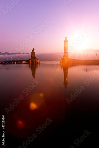 Hafeneinfahrt von Lindau Bodensee bei Sonnenuntergang