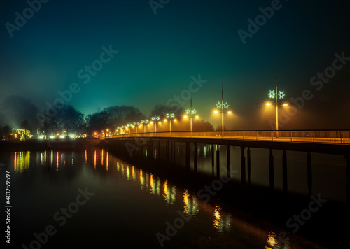 Lindauer Seebrücke zur Insel bei Nacht im winter