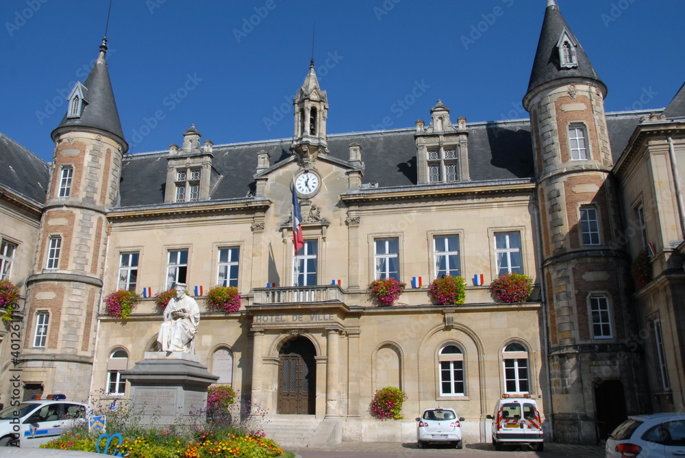 Ville de Melun, façade de l'Hotel de Ville et fleurs, département de Seine-et-Marne, France
