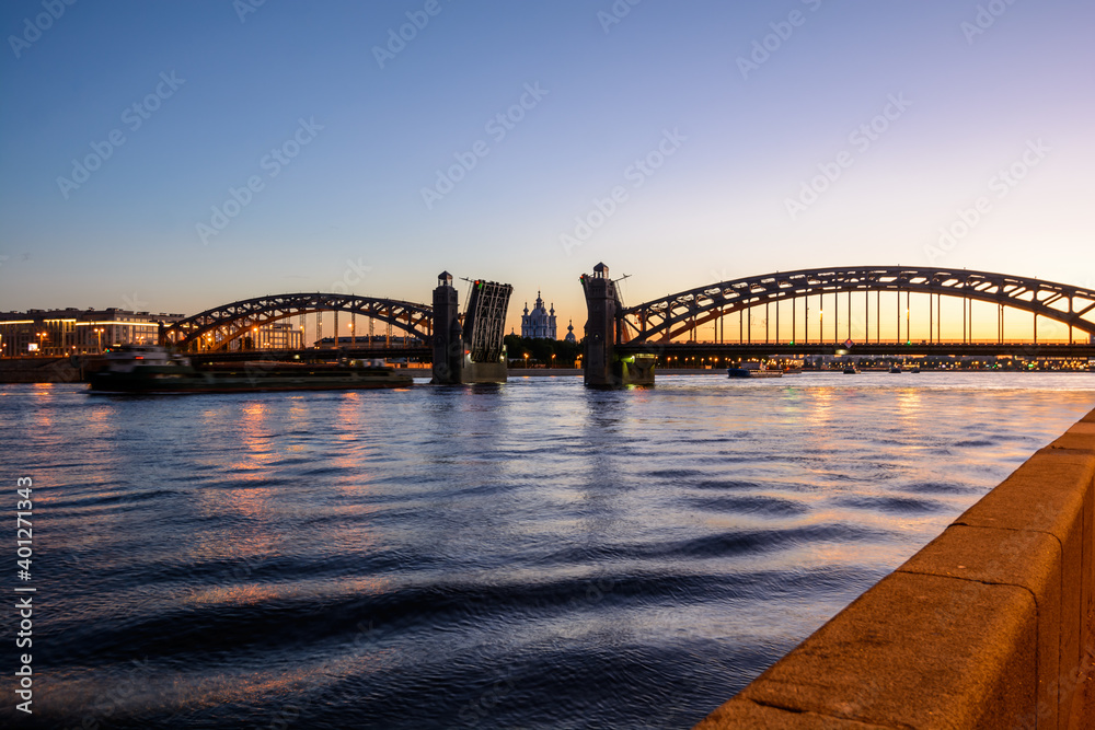Obraz premium The bridging of Bolsheokhtinsky bridge on the Neva river overlooking the Smolny Cathedral during the white nights. Saint Petersburg, Russia