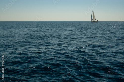 Velero navegando en el horizonte © Francesc Domènech