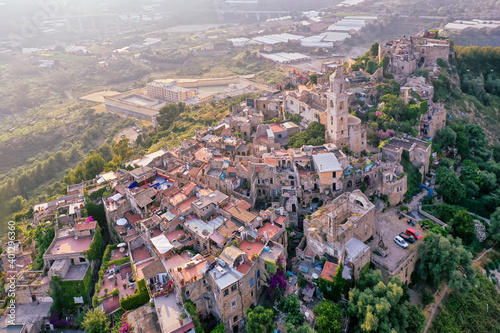 Bussana Vecchia - altes ligurisches Bergdorf wacht auf in der Neuzeit und wird zu einer Attraktion Italiens