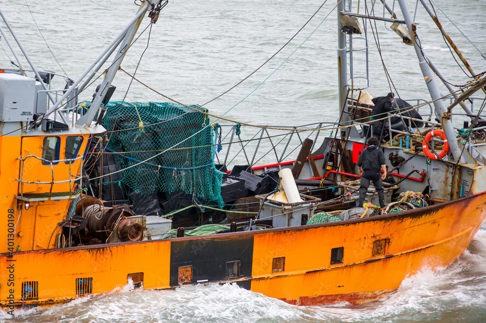 Obraz premium workers on a fishing boat in the sea