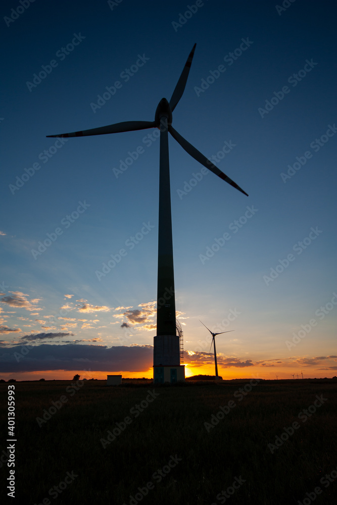 Obraz premium Windmill and sunset