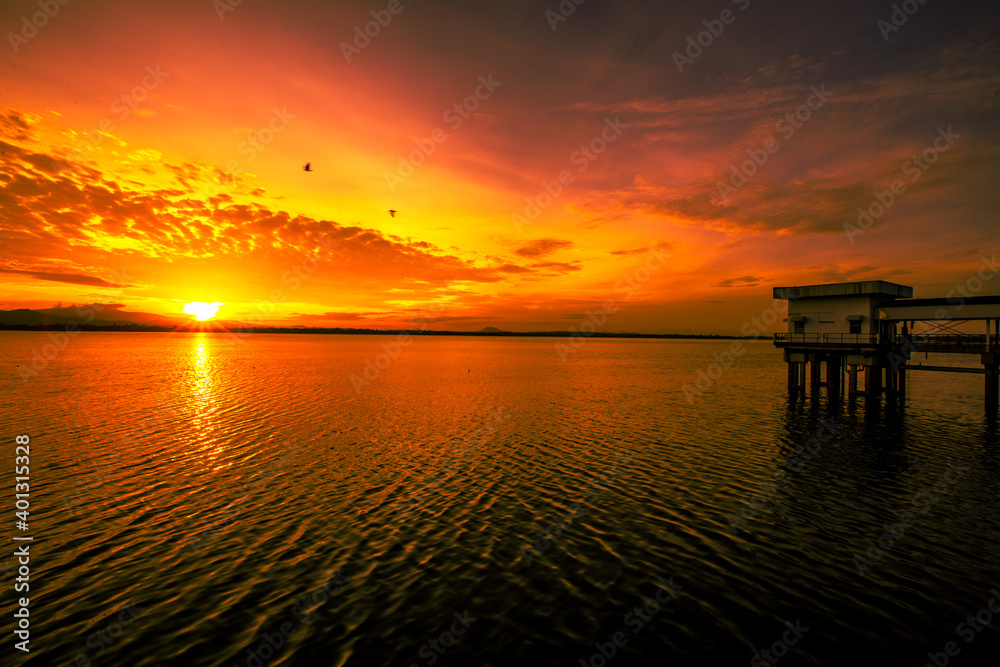 The background of the morning light, the wallpaper of the Twilight sky, the lake or the sea, is a natural beauty, seen between travel. The background of the morning light, the wallpaper of the Twilight sky, the lake or the sea, is a natural beauty, seen between travel.