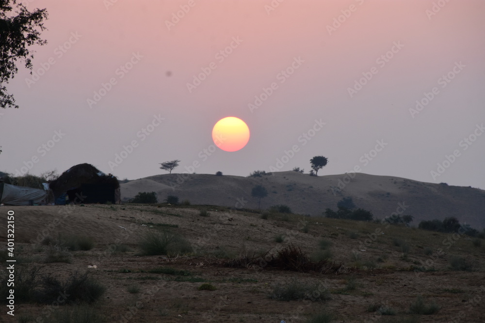 Obraz premium Beautiful view of the sunrise in the sand dunes of Rajasthan