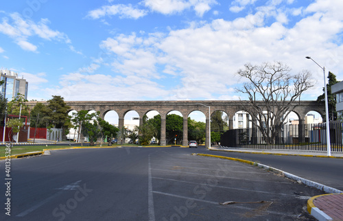 Street view of the Guadalajara aqueduct on Montevideo avenue
