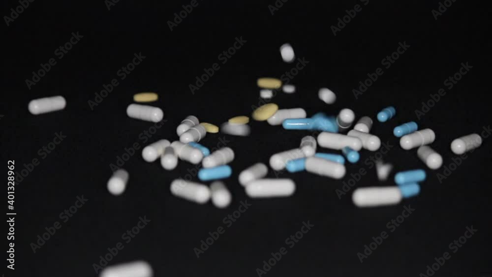 Medicina cayendo sobre un fondo negro