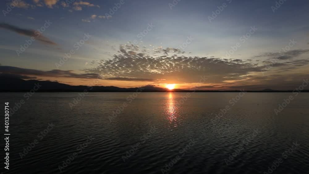 Natural video background blur of the atmosphere of the morning sun, the natural reservoir area, the waves and the cool wind blowing, the beauty of the ecosystem.