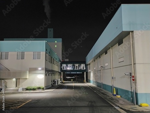 夜の無人の工場の風景