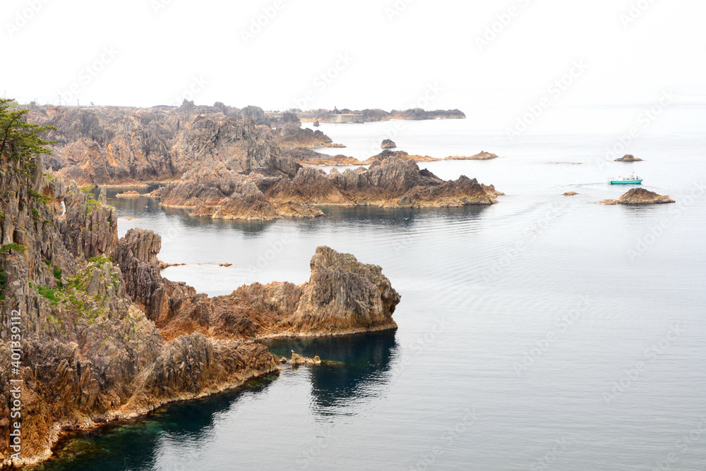 Fototapeta premium 佐渡ヶ島の名勝地「尖閣湾」 断崖是絶壁が連なる景勝地