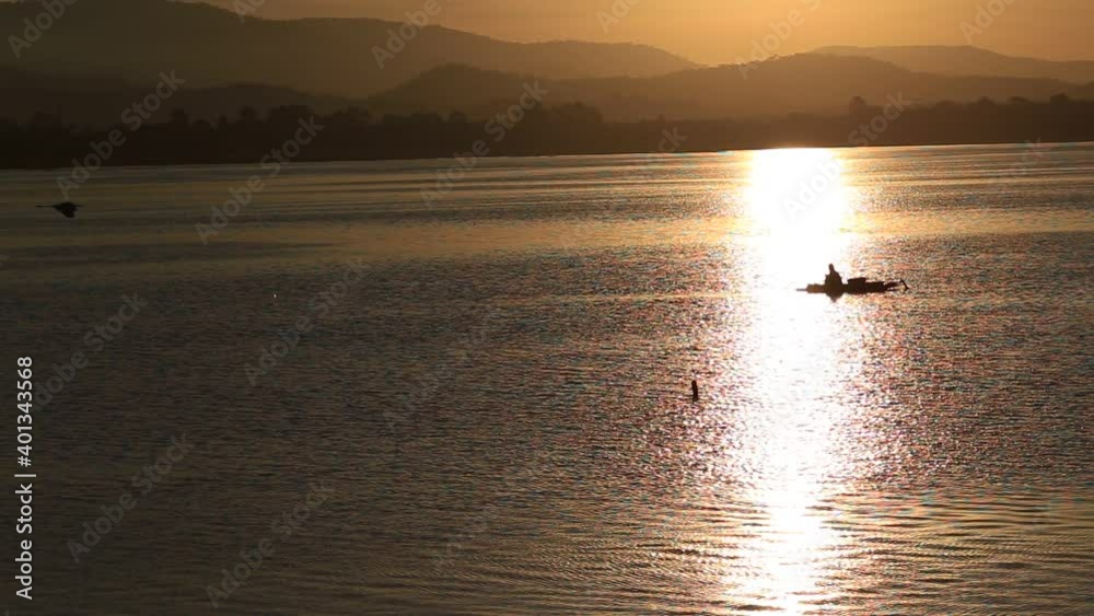 The background of the morning light, the wallpaper of the Twilight sky, the lake or the sea, is a natural beauty, seen between travel. The background of the morning light, the wallpaper of the Twilight sky, the lake or the sea, is a natural beauty, seen between travel.