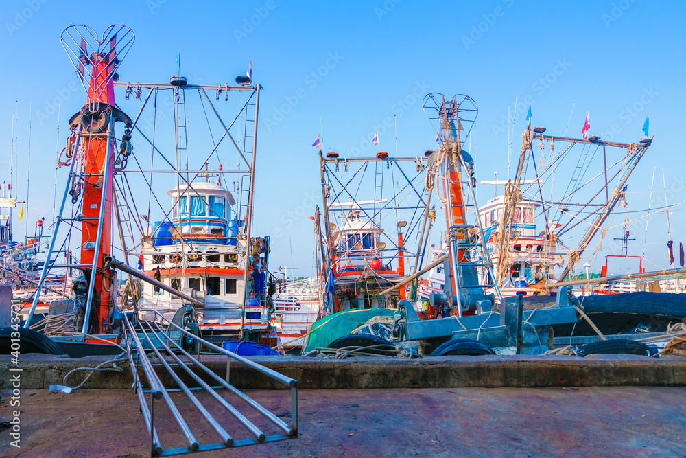 Naklejka premium seaside view of a jetty fish market with boats lining up