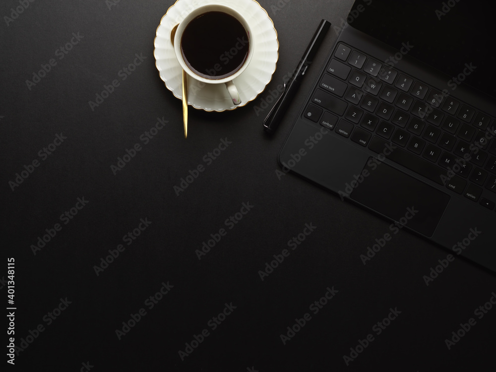 Fototapeta Widok z góry obszaru roboczego z cyfrowym tabletem, filiżanką kawy i miejscem na kopię na czarnym stole
