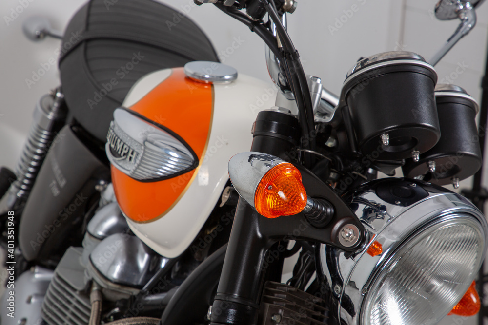 triumph bonneville t100 carb front side tank bike detail sign logo