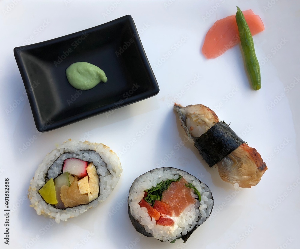 Sushi im Japan Restaurant Hoso-Maki Futo-Maki Ura-Maki Hitsuji-Maki mit ...