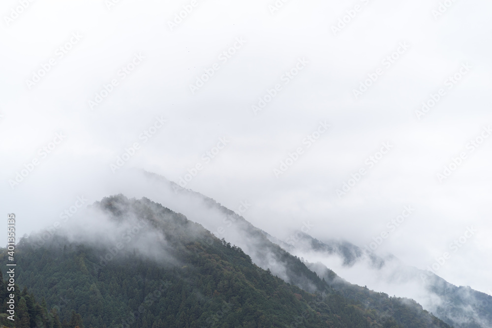 霧に包まれた山 霧に包まれた山