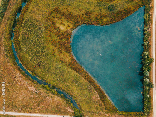 Papier peint Aerial drone shot of the top-down view of the small lake