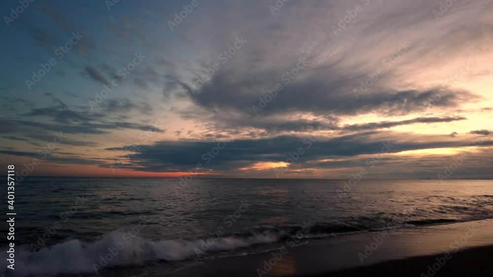 bonito atardecer en una playa de Marbella, Andalucía