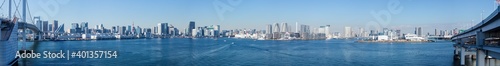 東京港、埠頭、運河、高層ビル、パノラマ © captainT