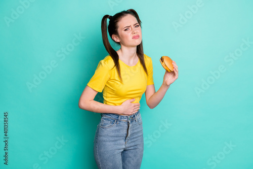 Φωτογραφία Photo of unhealthy lady wear yellow crop top holding beef burger ate too much ab