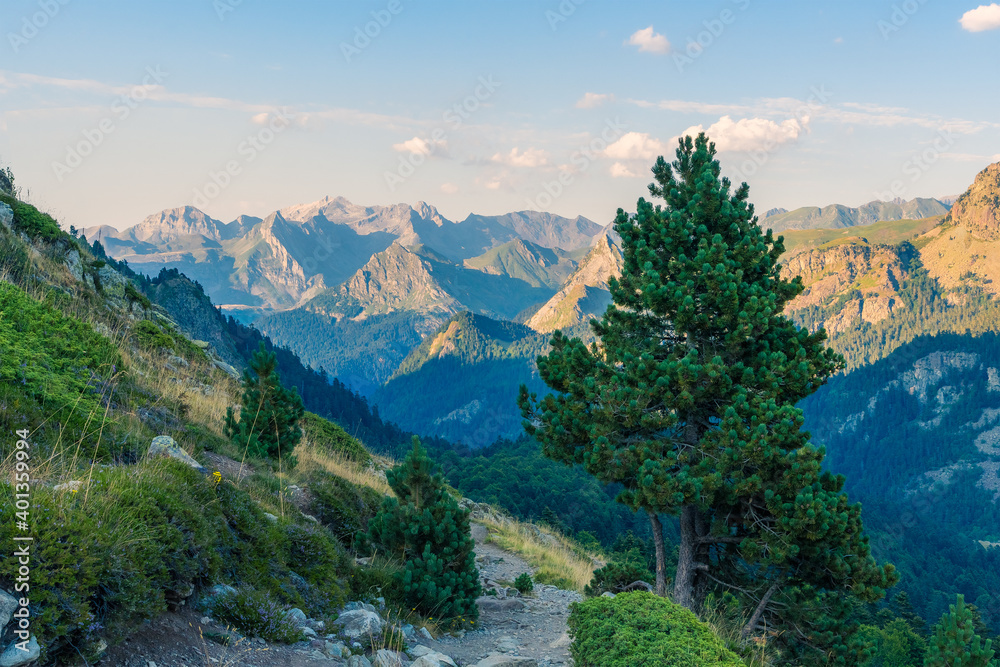Vista del valle y montes bajando desde los lagos de Ayous, Pirineo frances. 